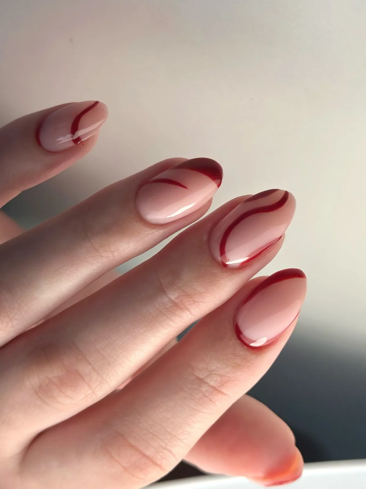 Nude nagi ar bordo viļņotām līnijām